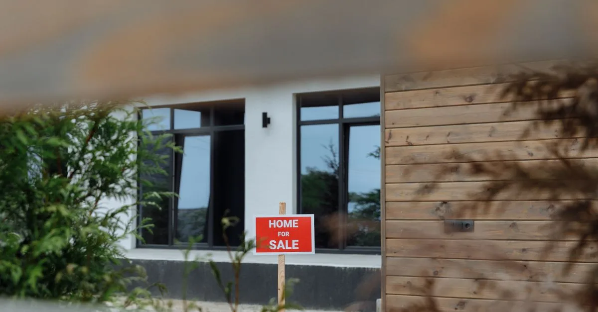 découvrez les causes et conséquences des retards dans la vente de biens immobiliers, ainsi que nos conseils pour accélérer le processus de vente.