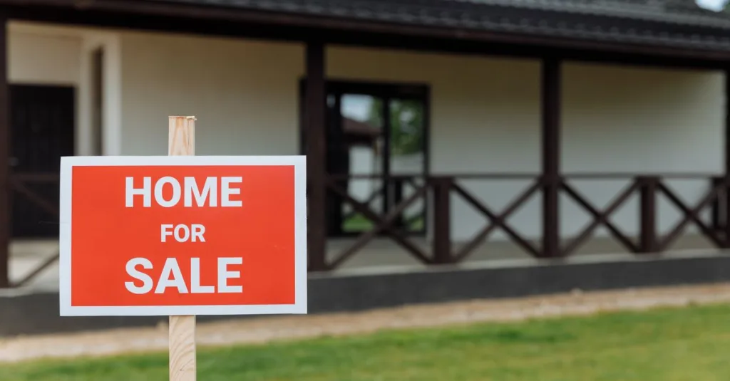 découvrez les causes et solutions aux retards lors de la vente d'un bien immobilier pour mieux gérer votre transaction.