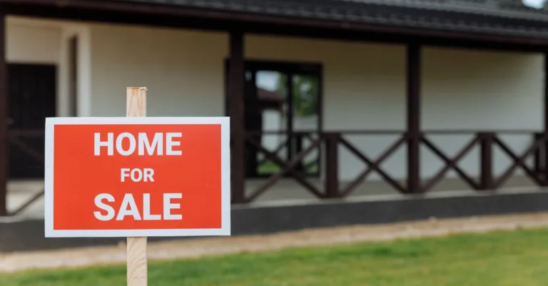 découvrez les causes et solutions aux retards lors de la vente d'un bien immobilier pour mieux gérer votre transaction.