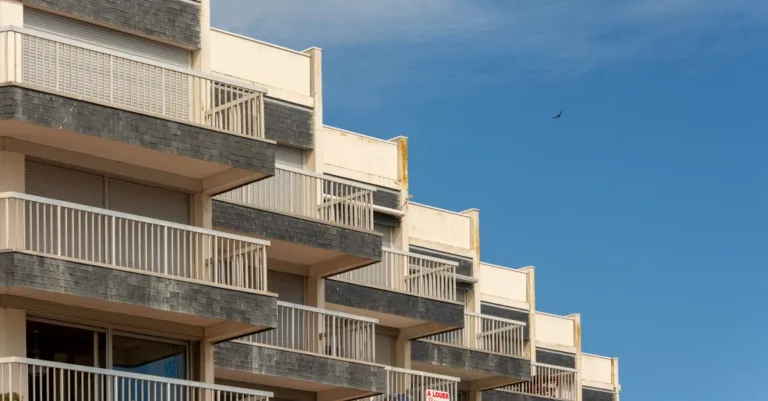 découvrez tout ce qu'il faut savoir sur la transmission immobilière, les droits des héritiers et les démarches légales en matière de succession immobilière.