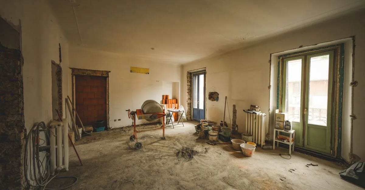 découvrez comment établir un budget efficace pour la rénovation immobilière et optimiser vos dépenses pour valoriser votre bien.