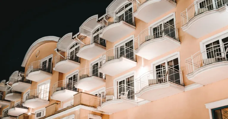 découvrez comment la présence d'un balcon ou d'une terrasse peut augmenter la valeur de votre appartement et améliorer votre qualité de vie.