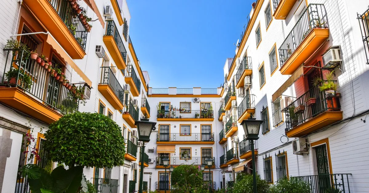 découvrez notre charmant appartement avec cour intérieure, un espace paisible et lumineux idéal pour vivre en harmonie avec la nature au cœur de la ville.