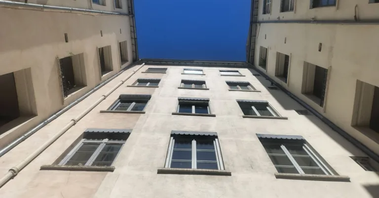découvrez notre charmant appartement avec cour intérieure, un espace paisible et convivial au cœur de la ville, idéal pour profiter de moments de détente en plein air.