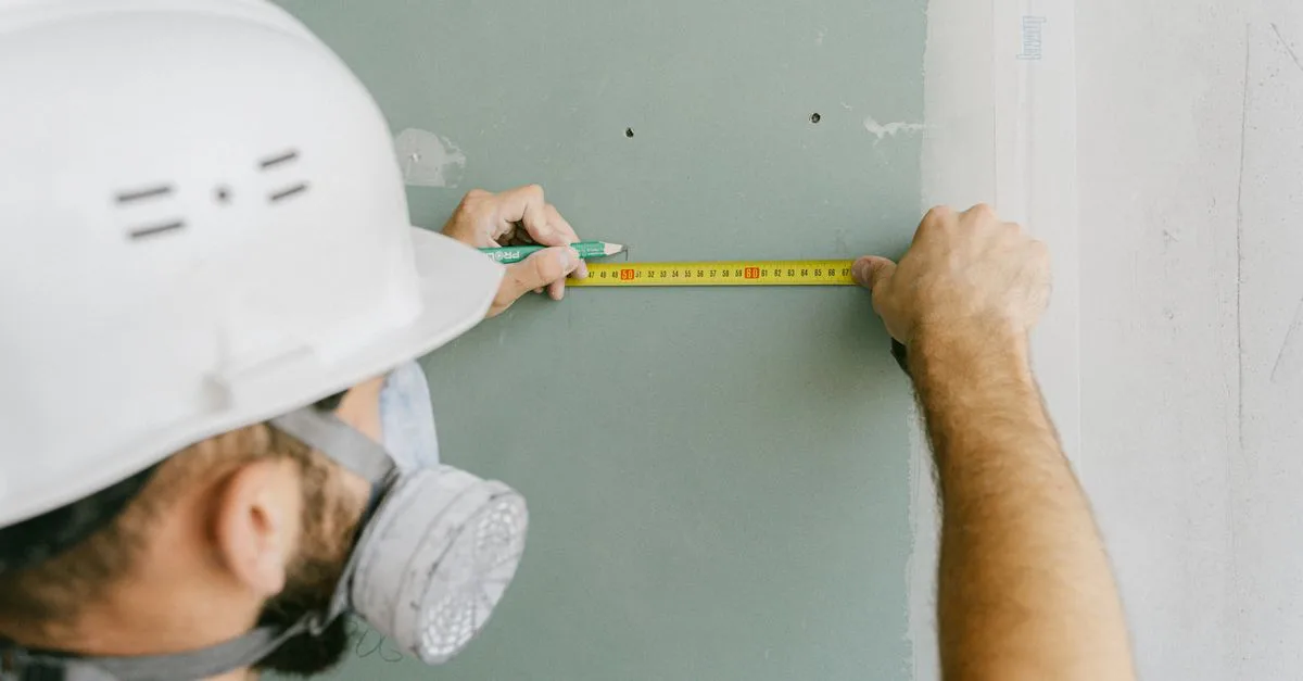 découvrez tout sur le profilé de support pour cloisons sèches, appelé drywall furring channel, utilisé pour renforcer et stabiliser les panneaux de plâtre dans la construction.