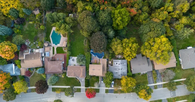découvrez notre maison avec piscine, alliant confort et détente, idéale pour profiter de moments uniques en famille ou entre amis.