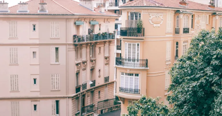 découvrez les quartiers à éviter à nice pour un séjour en toute sécurité et profitez pleinement de votre visite sur la côte d'azur.