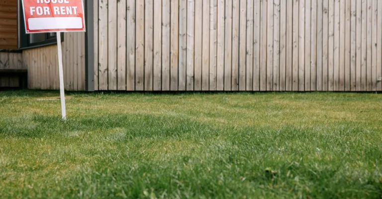 découvrez les différentes dépenses liées à la location immobilière et comment les gérer efficacement pour optimiser vos revenus locatifs.