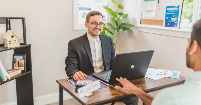 découvrez comment le prêt immobilier employeur peut vous aider à financer votre achat et quelles conditions vérifier avant de faire votre demande.