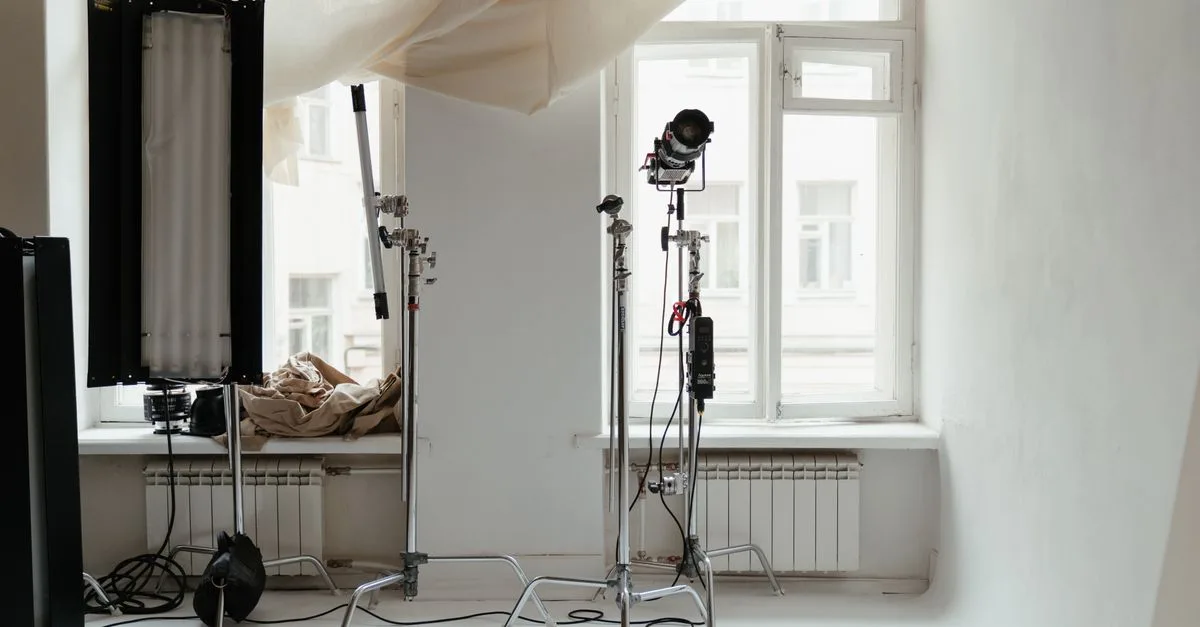 découvrez les techniques d'éclairage essentielles pour la photographie d'intérieur et sublimez vos espaces avec des images lumineuses et professionnelles.