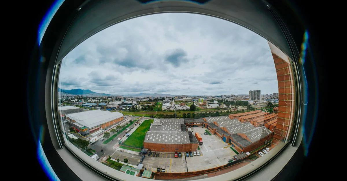 découvrez comment corriger la distorsion en photographie immobilière pour obtenir des lignes droites, des pièces fidèles et des images professionnelles.
