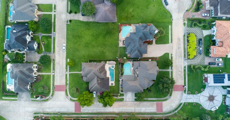 découvrez les causes de la distorsion en photo immobilière et les solutions pour obtenir des images fidèles, équilibrées et attractives.
