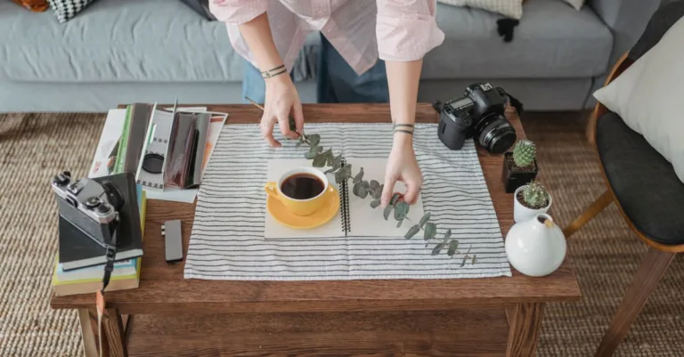 découvrez combien de temps prévoir pour préparer un bien avant une séance photo immobilière : rangement, nettoyage, mise en scène et conseils pratiques.