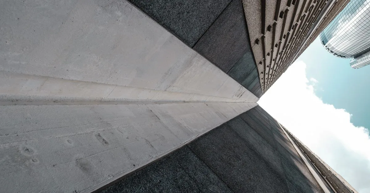 découvrez comment corriger la perspective verticale de vos photos pour redresser les lignes et obtenir des images plus naturelles.